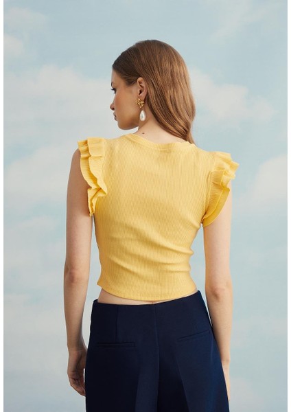 Kadın Kolları Fırfırlı Sarı Sıfır Kol Crop T-Shirt indirimleri
