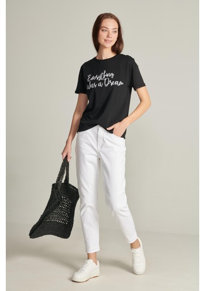Kadın Siyah Renk Nakış Detaylı Kısa Kollu T-Shirt