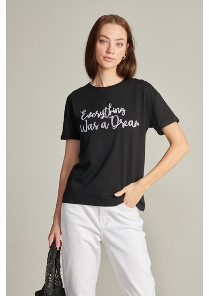 Kadın Siyah Renk Nakış Detaylı Kısa Kollu T-Shirt