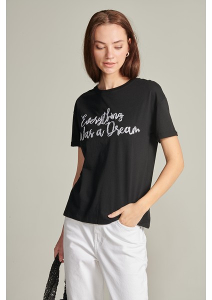 Kadın Siyah Renk Nakış Detaylı Kısa Kollu T-Shirt