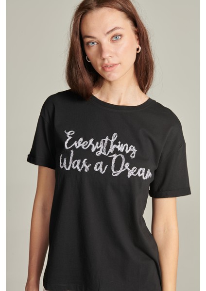 Kadın Siyah Renk Nakış Detaylı Kısa Kollu T-Shirt