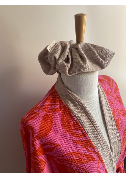 Tokalı Kuşaklı Kadın Kimono Set, Krinkıl Kumaş - Pembe Çiçekli