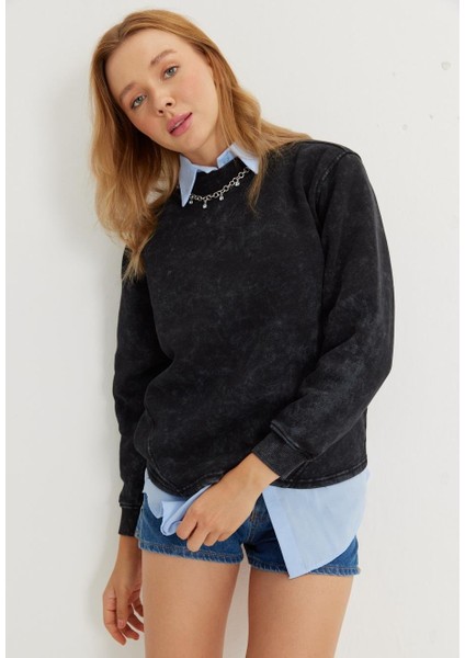 Kadın Siyah Renk Yıkamalı Eskitmeli Kısa Sweatshirt modelleri