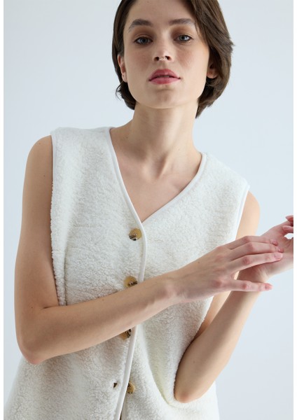 Kadın Ekru Renk Düğmeli Peluş Yelek fiyatları