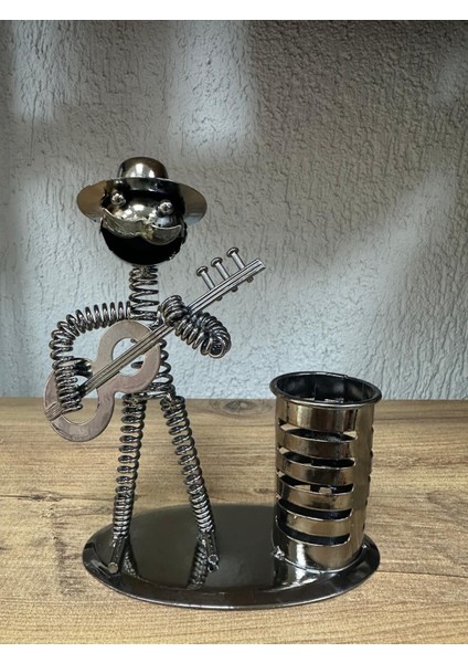 Metal Kalemlik Gitar Çalan Adam Dekoratif