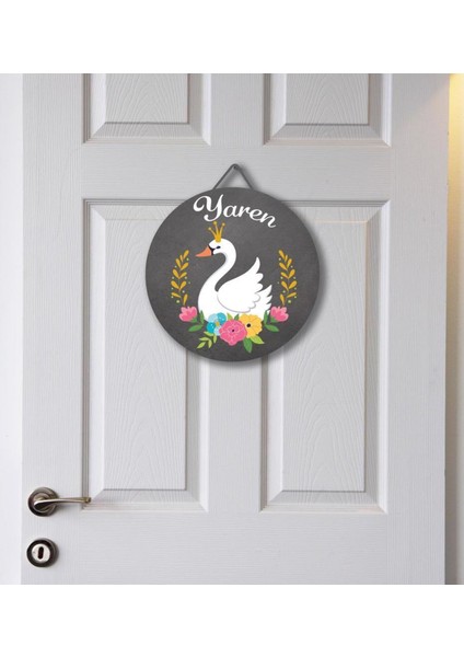 Gri Zeminde Çiçeklerle Süslenmiş Kuğu Temalı Kişiye Özel Kapı Süsü