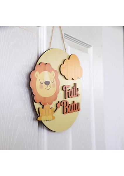Gözleri Kapalı ve Hayal Kuran Minik Aslan Temalı Kişiye Özel Kapı Süsü fiyatları
