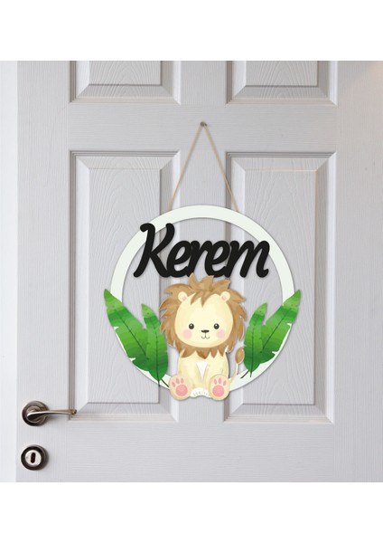 Yapraklar Arasında Minik Aslan Temalı Kişiye Özel Kapı Süsü