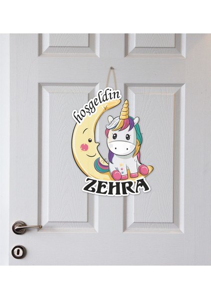 Aya Oturmuş Minik Unicorn Temalı Kişiye Özel Kapı Süsü