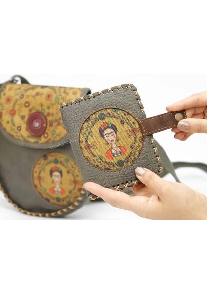 Frida Figürlü Tasarımlı Capraz Örgulu Kol Cantası Yesil ve Cuzdan Yesil Kombin