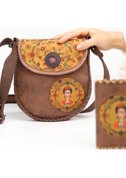 Frida Figürlü Tasarımlı Capraz Örgulu Kol Cantası Kahverengi ve Cuzdan Kahverengi Kombin