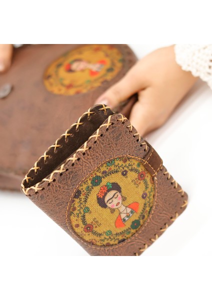 Frida Figürlü Tasarımlı Capraz Örgulu Kol Cantası Kahverengi ve Cuzdan Kahverengi Kombin