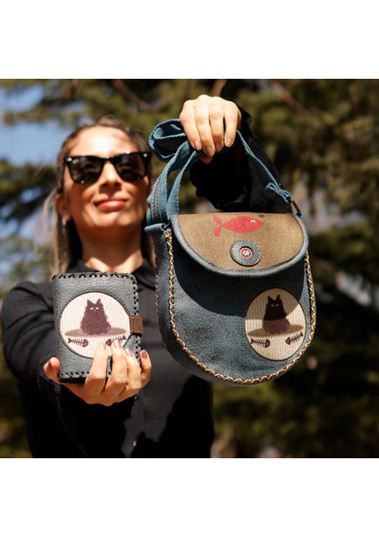 Karamık Figurlu Tasarımlı Capraz Örgulu Kol Cantası ve Cuzdan Kombin – Petrol