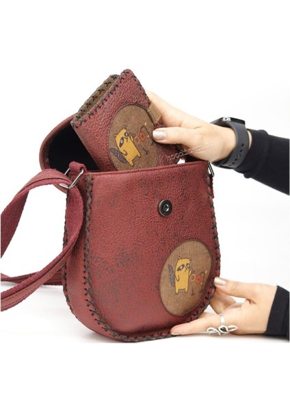 Rakun Figürlü Tasarımlı Capraz Örgulu Kol Cantası Bordo ve Cuzdan Bordo Kombin modelleri