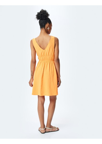 Dokulu A Kesim Kolsuz V Yaka Gipe Detaylı Mini Elbise fırsatları