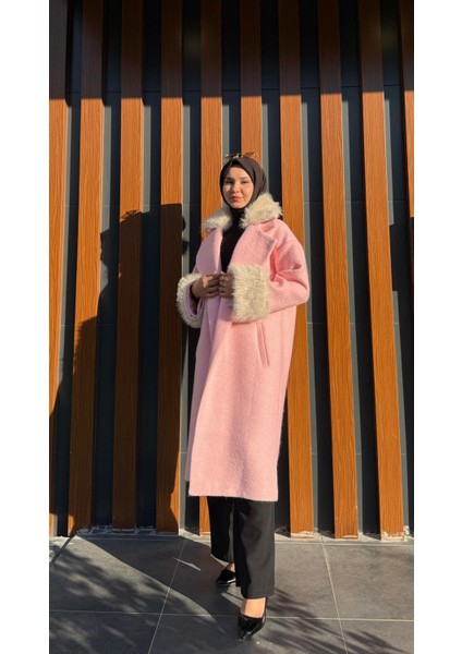 Kürk Detaylı Uzun Keçe Kaban Pembe
