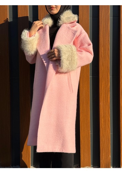 Kürk Detaylı Uzun Keçe Kaban Pembe