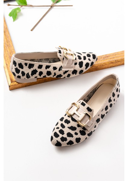 Bonna Bej Siyah Toka Detaylı ( 1 cm Topuklu ) Sivri Burun Babet