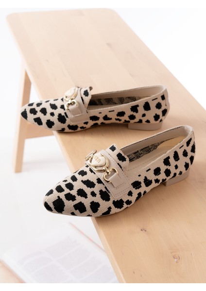 Miu Bej Siyah Toka Detaylı ( 1 cm Topuklu ) Sivri Burun Babet