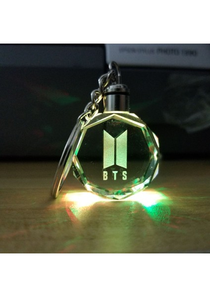 Bts Kpop Led Işıklı Renkli Kristal Anahtarlık Lazer Kazımalı Cam Anahtarlık Okul Çantası (Yurt Dışından) modelleri