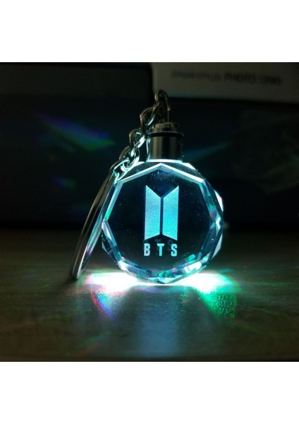 Bts Kpop Led Işıklı Renkli Kristal Anahtarlık Lazer Kazımalı Cam Anahtarlık Okul Çantası (Yurt Dışından) fırsatları