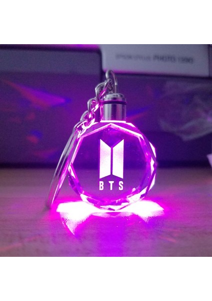 Bts Kpop Led Işıklı Renkli Kristal Anahtarlık Lazer Kazımalı Cam Anahtarlık Okul Çantası (Yurt Dışından) indirimleri
