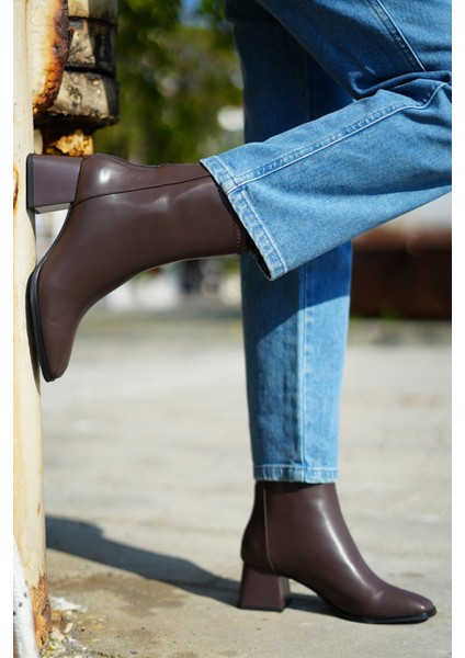 Kadın Topuklu Bot Küt Burun Arkadan Fermuarlı Nayis Kahve