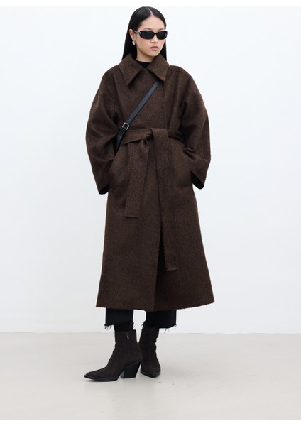 Diana Maxi Premium Kadın Kaban – Orta Kalınlık, Kumaş Astarlı, Düz Desen, Acı Kahve Renk, Klasik Yaka