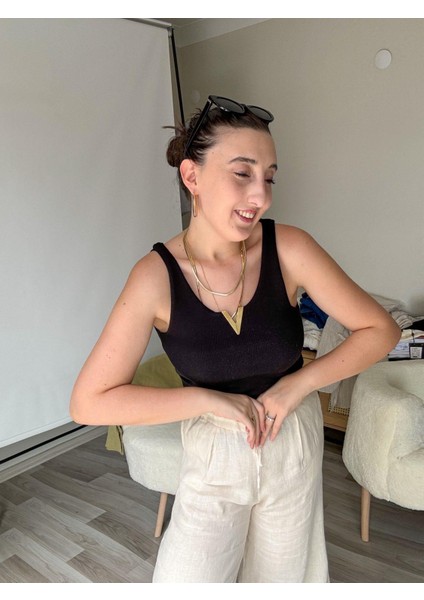 Yakası Aksesuarlı Fitilli Atlet