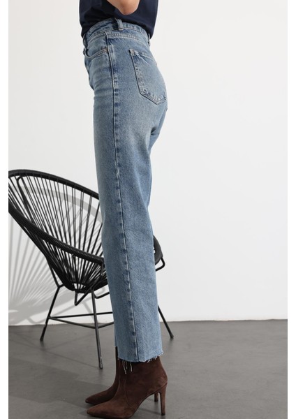 Mavi Yüksek Bel Kesik Paça Straight Fit Jean