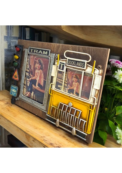 Tramvay Temalı Ahşap ve Metal Fotoğraf Çerçevesi – 18x24 cm, Çift Fotoğraflık, El Yapımı, Sevgiliye Hediyelik