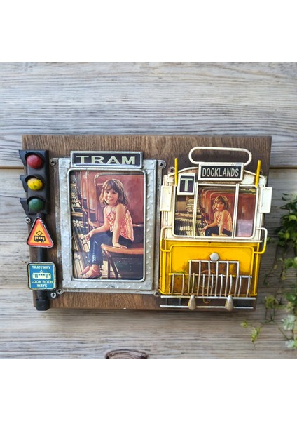 Tramvay Temalı Ahşap ve Metal Fotoğraf Çerçevesi – 18x24 cm, Çift Fotoğraflık, El Yapımı, Sevgiliye Hediyelik