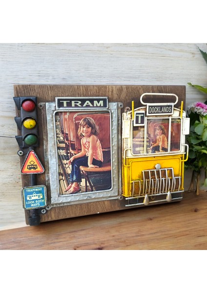 Tramvay Temalı Ahşap ve Metal Fotoğraf Çerçevesi – 18x24 cm, Çift Fotoğraflık, El Yapımı, Sevgiliye Hediyelik
