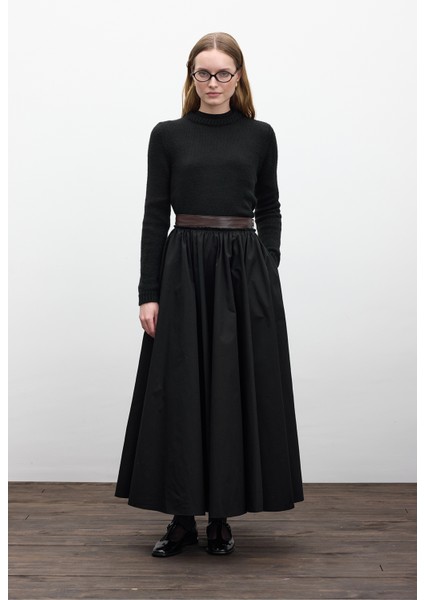 Deri Detaylı Geniş Etek Siyah