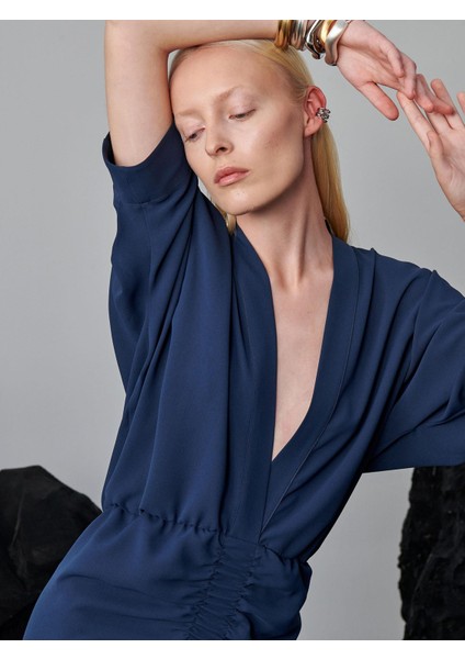 V Yakalı Eteği Lastikli ve Büzgülü Elbise - Petrol fırsatları