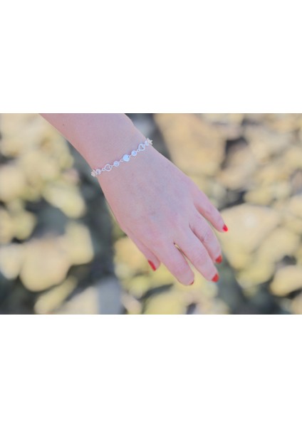 Kalp Detaylı Gümüş Rengi Zarif Bileklik