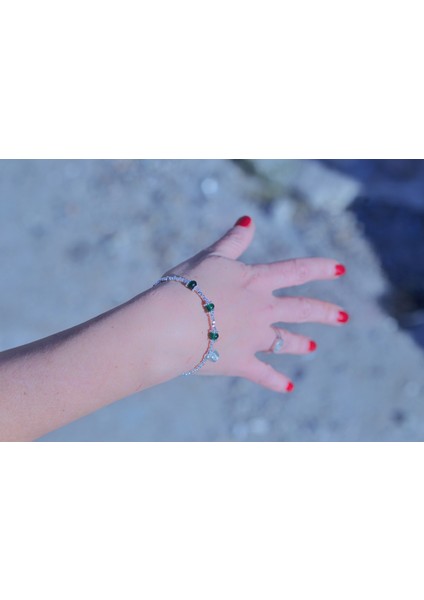 Yeşil Taş Detaylı Gümüş Rengi Zarif Bileklik