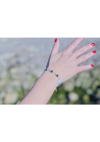 Yeşil Taş Detaylı Gümüş Rengi Zarif Bileklik fiyatları