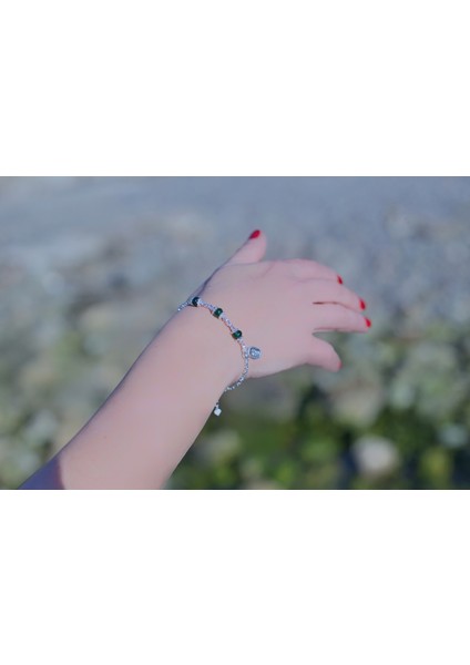 Yeşil Taş Detaylı Gümüş Rengi Zarif Bileklik modelleri