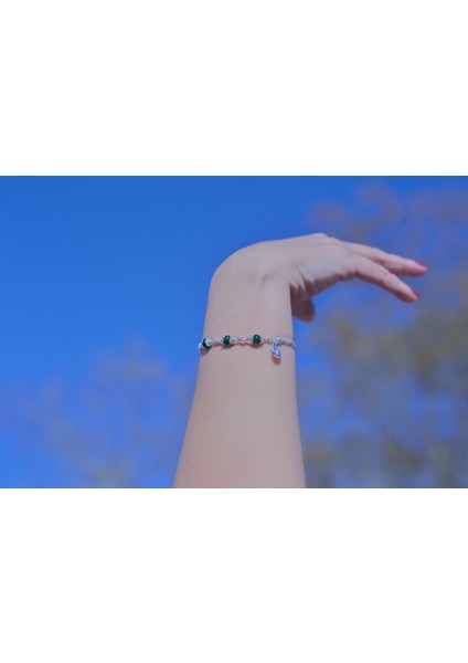 Yeşil Taş Detaylı Gümüş Rengi Zarif Bileklik