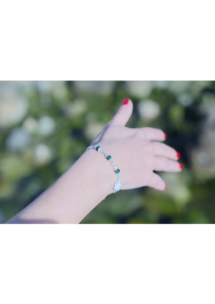 Yeşil Taş Detaylı Gümüş Rengi Zarif Bileklik