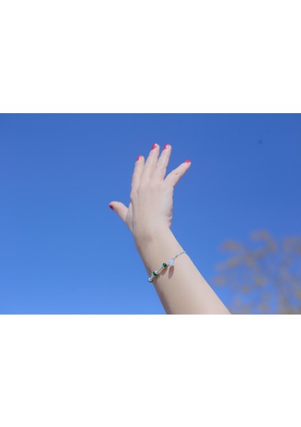 Yeşil Taş Detaylı Gümüş Rengi Zarif Bileklik