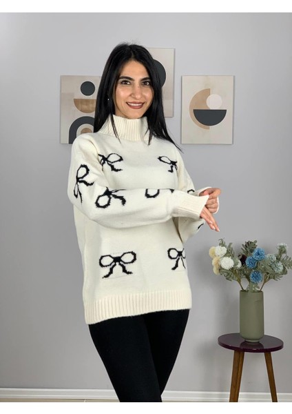 Kadın Krem Yarım Balıkçı Yaka Fiyonk Desenli Kazak