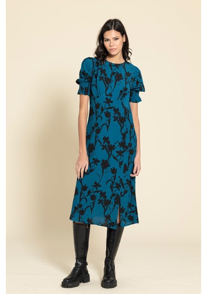 Kol Büzgülü Yırtmaçlı Çiçekli Saks Elbise