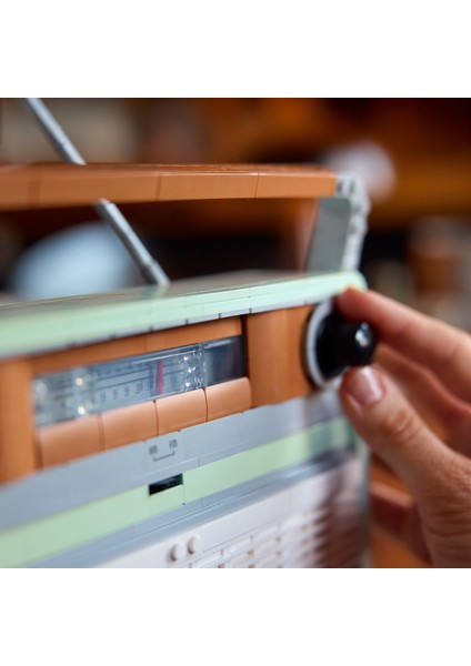 ® Icons Retro Radyo 10334 - Vintage Transistörlü Radyo Meraklısı Yetişkinler için Müzik Temalı Dekoratif Model Yapım Seti (906 Parça)