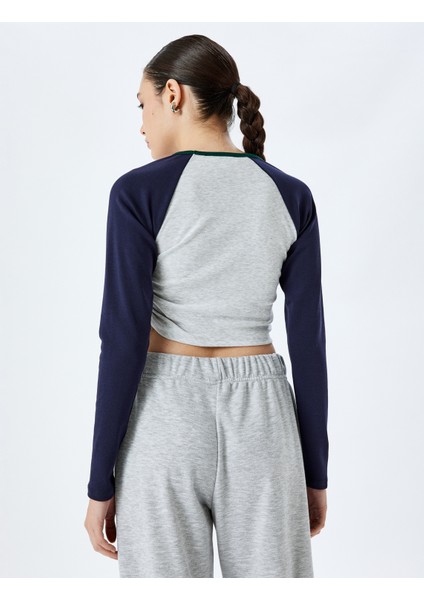 Uzun Reglan Kol Slim Fit Kolej Baskılı Büzgülü Asimetrik Crop Tişört fırsatları