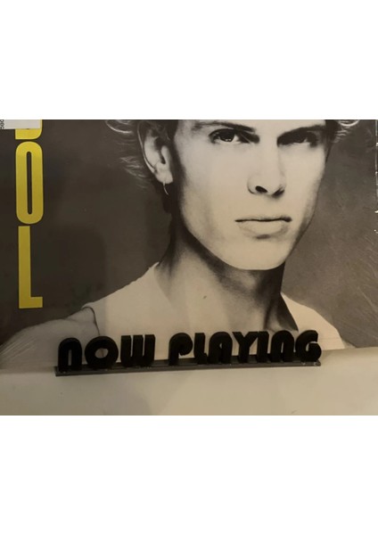 "now Playing" Yazısı Oyuncu Figürü