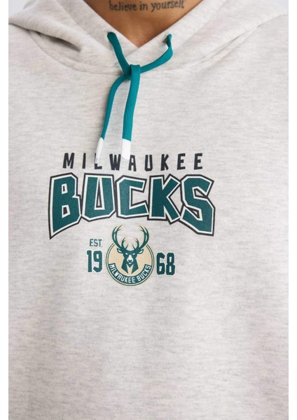 DeFacto Fit NBA Milwaukee Bucks Oversize Geniş Kalıp Kapüşonlu Kalın Sporcu Sweatshirt D6699AX25SP fırsatları