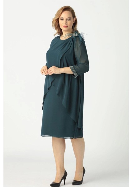 21958 Petrol Pelerinli Tüylü Işlemeli Büyük Beden Şifon Kısa Abiye Elbise fiyatları
