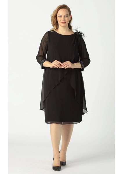 21958 Siyah Pelerinli Tüylü Işlemeli Büyük Beden Şifon Kısa Abiye Elbise